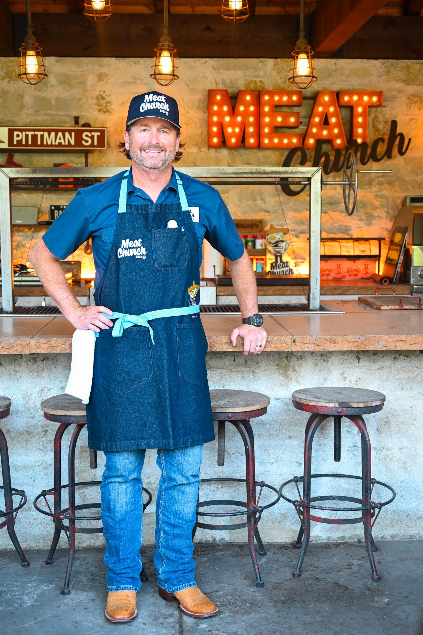hedley-and-bennett-meat-church-apron-navy-t6 NAVY_H_B_APRON_LIFESTYLE_OUTDOOR_KITCHEN_TIED.jpg